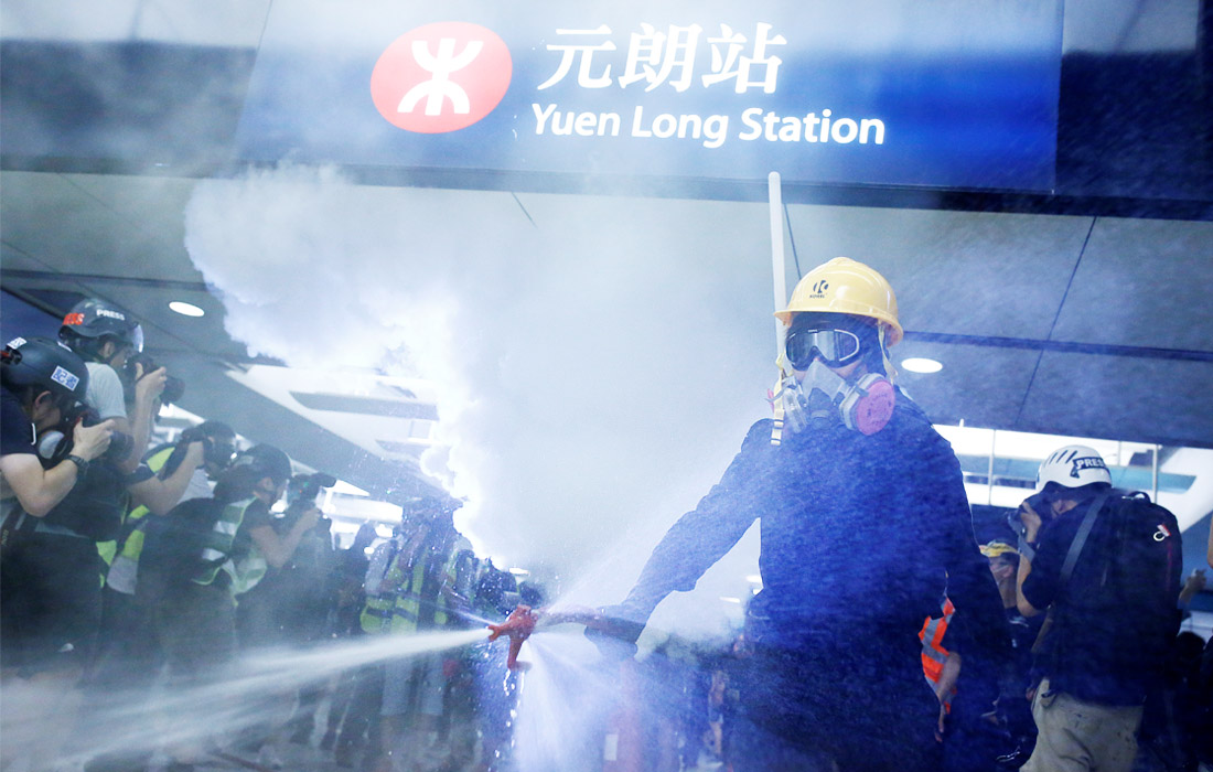 Акция протеста на станции метро Юн Лонг в Гонконге