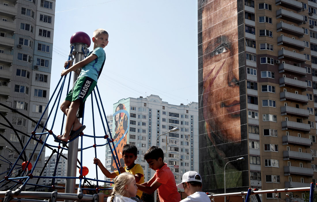 В Одинцово проходит фестиваль уличного искусства Urban Morphogenesis, во время которого художники рисуют граффити на фасадах жилых домов. В рамках фестиваля участник из Италии нарисовал 60-метровый портрет космонавта Юрия Гагарина.