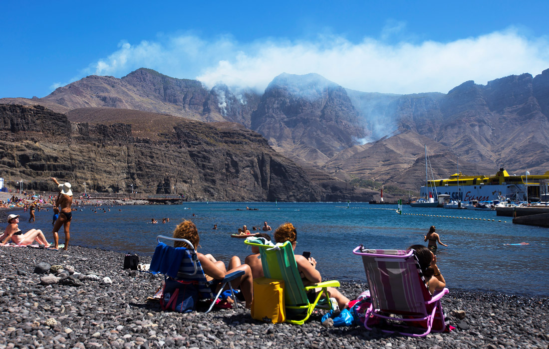 Природный пожар на острове Гран-Канария, входящем в состав Канарских островов, начал стихать. Власти разрешили многим эвакуированным жителям вернуться в свои дома.