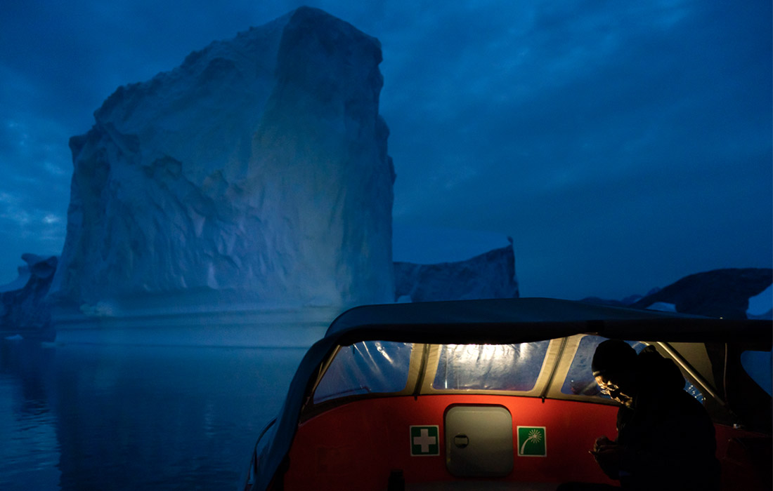 В Гренландии из-за жаркого лета усилилось таяние ледников. По оценкам ученых, к концу лета около 440 миллиардов тонн льда могут растаять на территории острова.