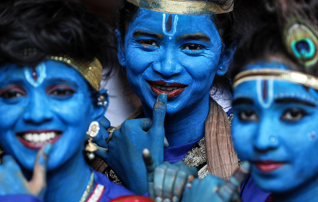 Дети в образе Кришны отмечают праздник Джанмаштами в Мумбаи