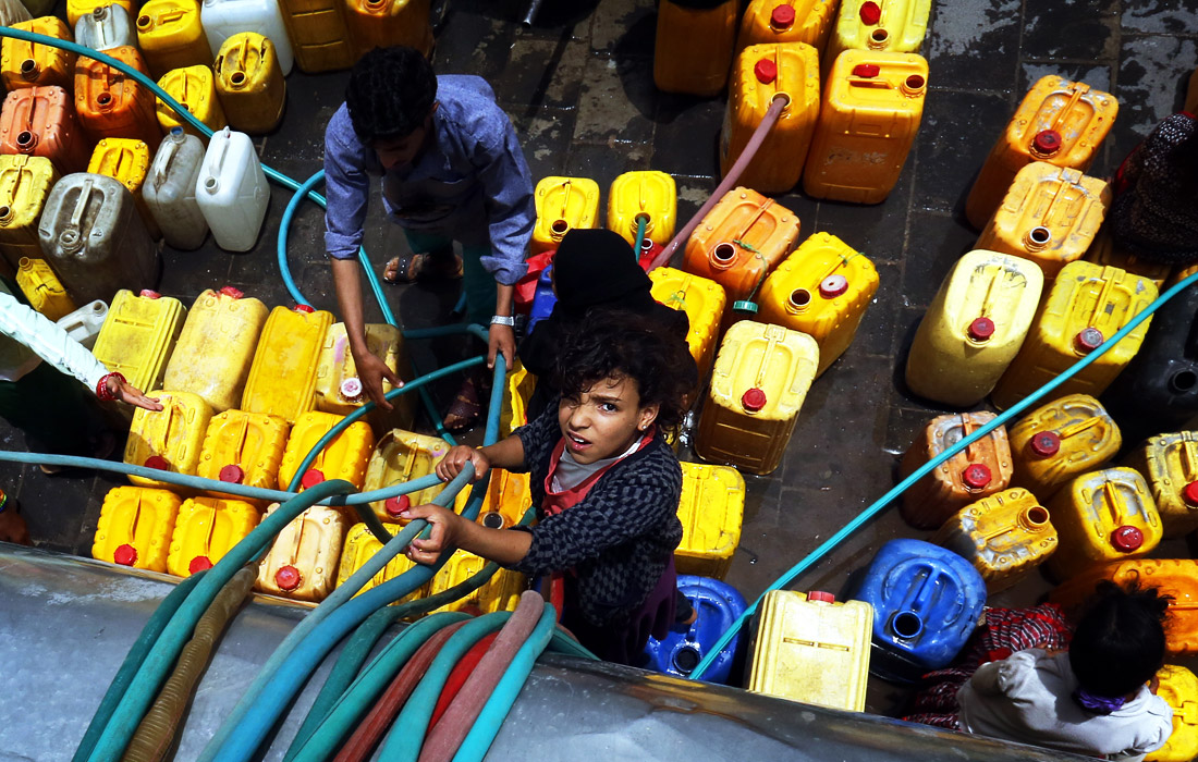 Жители столицы Йемена Саны набирают воду в канистры