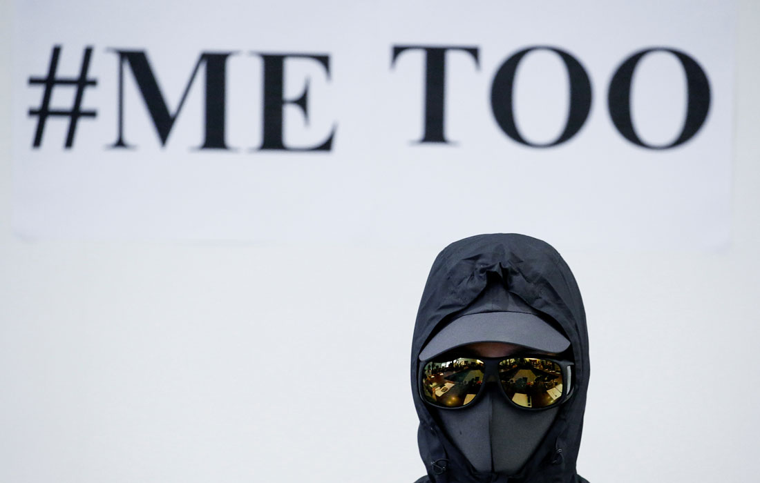 Жительница Гонконга обвинила полицию в харассменте после ее задержания на антиправительственном протесте и последующих унизительных обысков