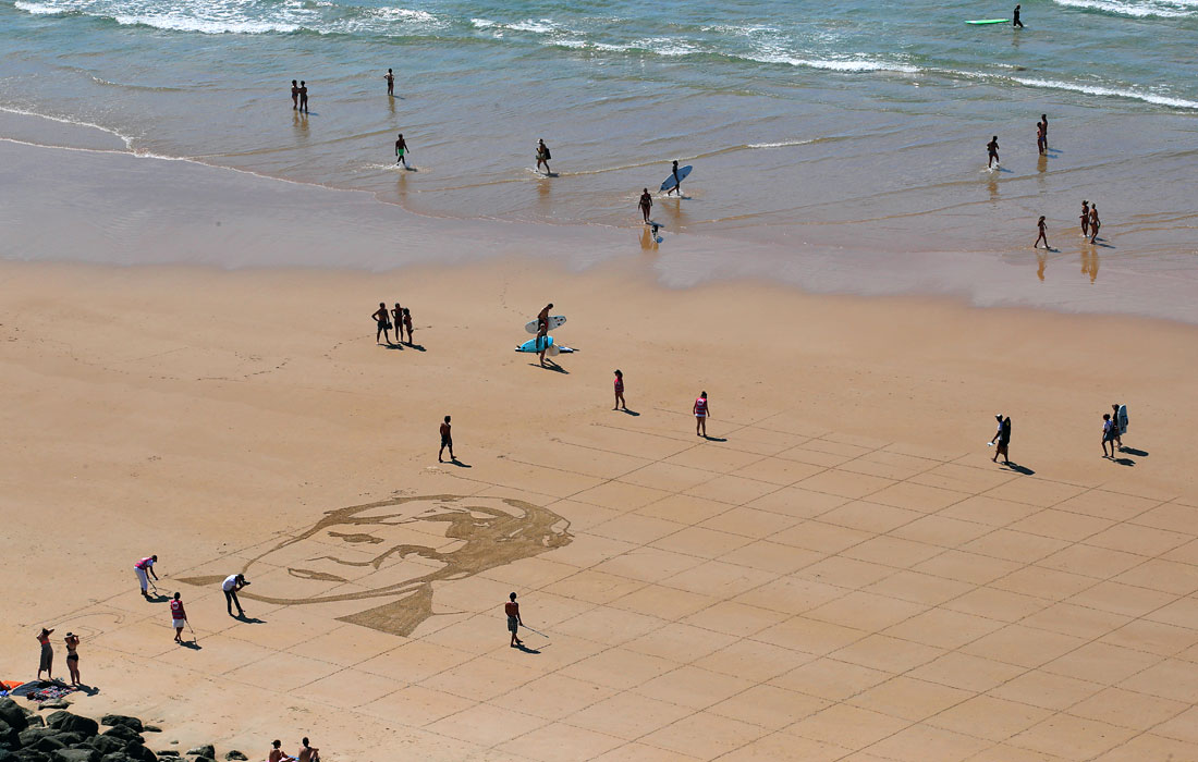 Во французском Биаррице нарисовали на песке портрет канцлера Германии Ангелы Меркель