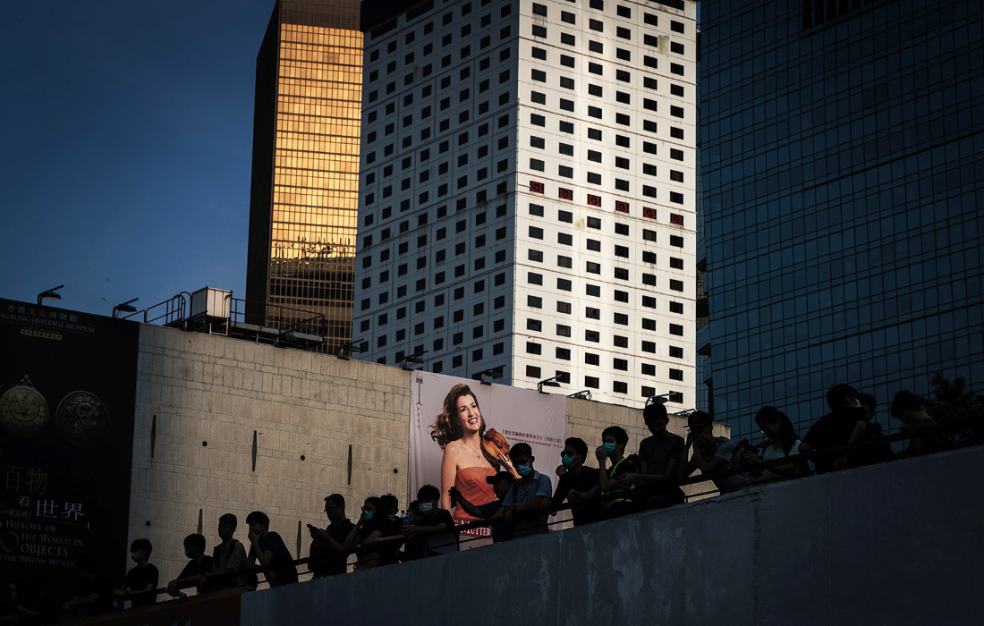 Учащиеся средних школ на антиправительственной демонстраци в деловом центре Гонконга