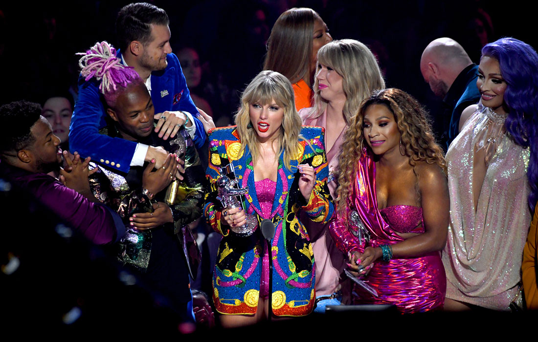Тейлор Свифт выиграла главный приз в номинации "Видео года" с клипом на песню You Need To Calm Down, записанной в поддержку ЛГБТ-сообщества