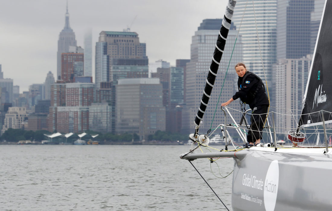 16-летняя шведская экоактивистка Грета Тунберг прибыла в Нью-Йорк, чтобы принять участие в саммите ООН.  Ей понадобилось две недели, чтобы пересечь Атлантику на яхте.