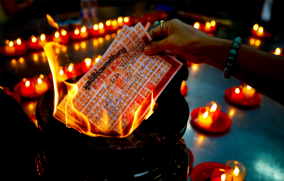 Сожжение квитанций о пожертвованиях в благотворительный фонд Руамкатанью в Бангкоке. Организация занимается помощью людям, у которых не хватает денег на похороны родственников.