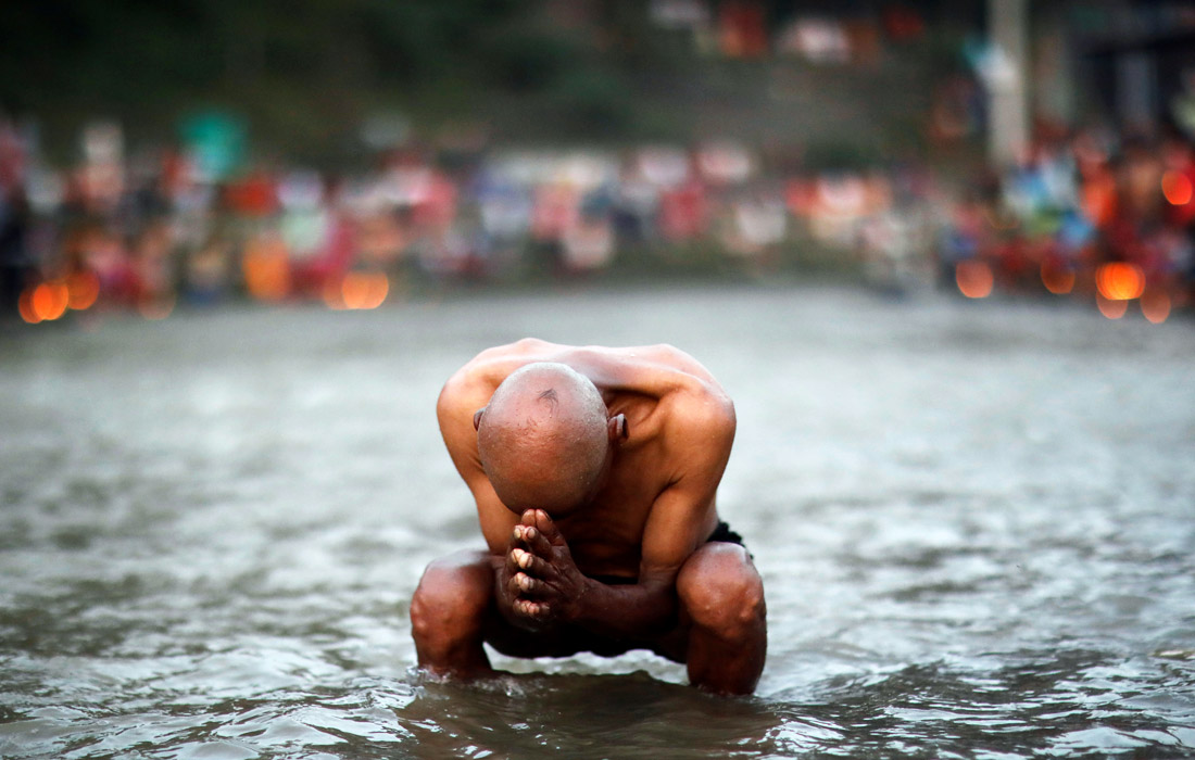 В старейшем индуистском храме Гокарна в Катманду проходят религиозные ритуалы в честь Дня отца. В этот день индуисты со всех районов Непала приезжают к храму, бреют головы и совершают ритуальные омовения в реке Багмати, чтобы почтить память умерших отцов.