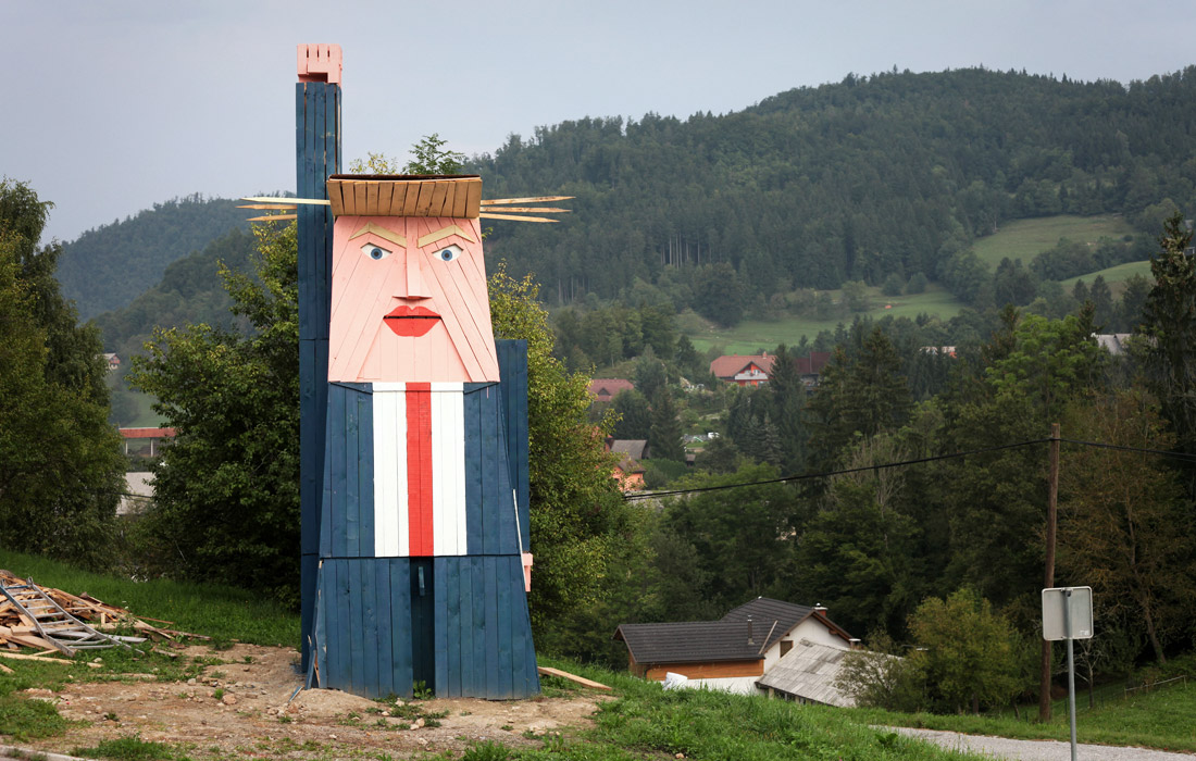 Деревянную статую президента США Дональда Трампа установили в словенском селе Севница, на родине его супруги Мелании