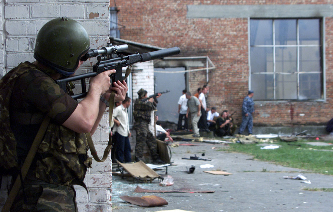 После поступления сообщений о захвате заложников директор ФСБ Николай Патрушев отдал приказ о направлении в Беслан подразделений Центра специального назначения. Общая численность сотрудников ЦСН, задействованных в операции, составила более 250 человек.