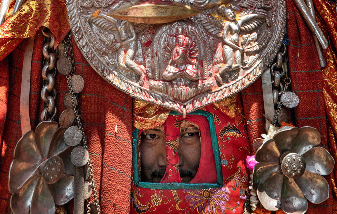 Паломник во время парада на фестивале "Панча Дан" в городе Бхактапур, Непал