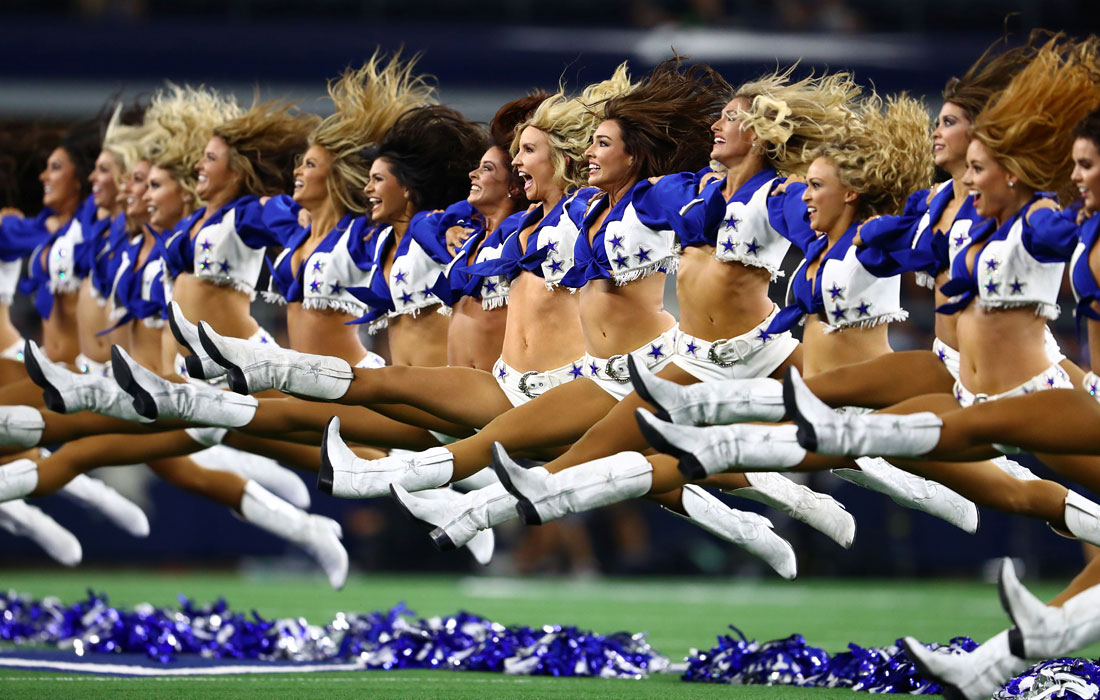 Чирлидеры Dallas Cowboys выступают перед игрой в Техасе