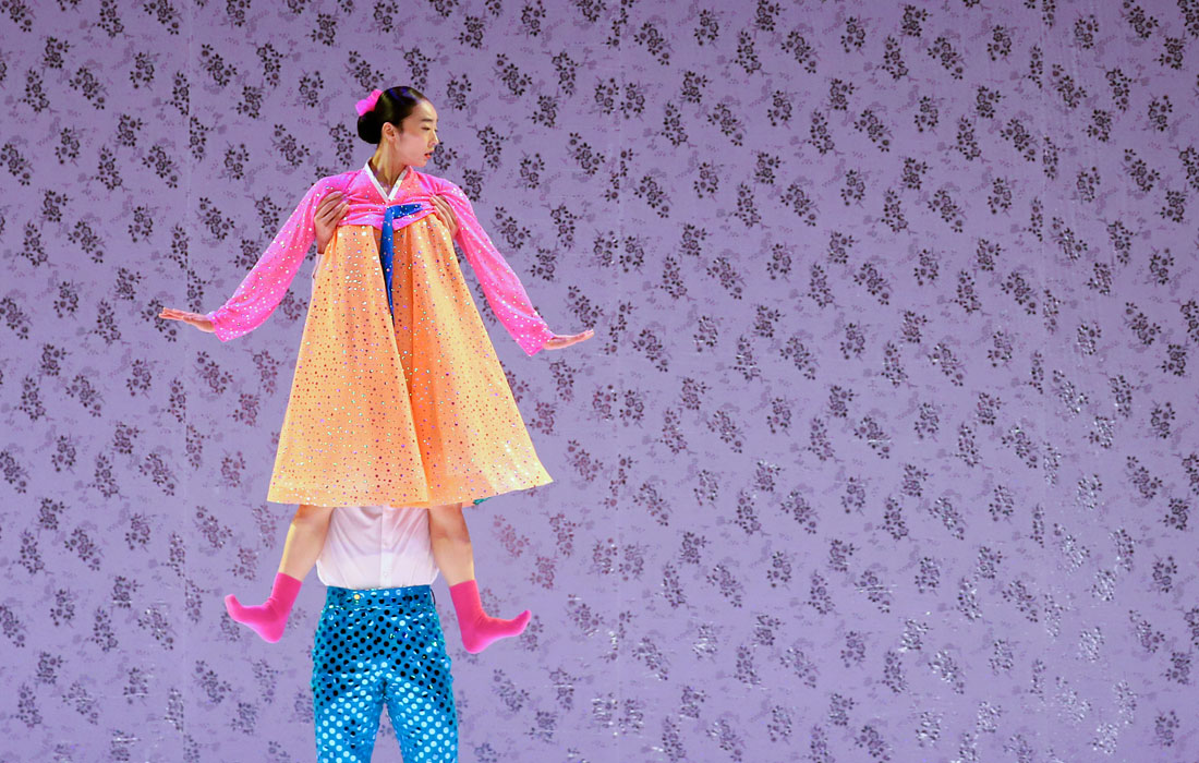 Южнокорейские исполнители репетируют "Танец Северной Кореи" на фестивале искусств в Тайбэе