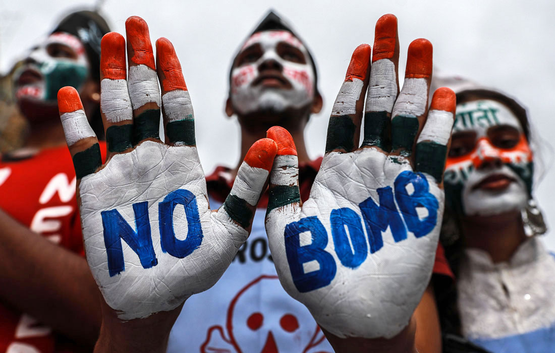 В Мумбаи прошел мирный митинг в память о жертвах атомной бомбардировки Хиросимы. 74 года назад, 6 августа 1945 года американский самолет B-29 "Enola Gay" сбросил на японский город первую в истории атомную бомбу "Little boy" ("Малыш").