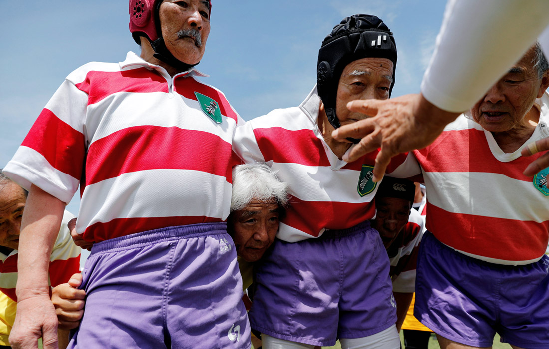 Пожилые игроки в регби тренируются перед матчем в Кумагая, Япония