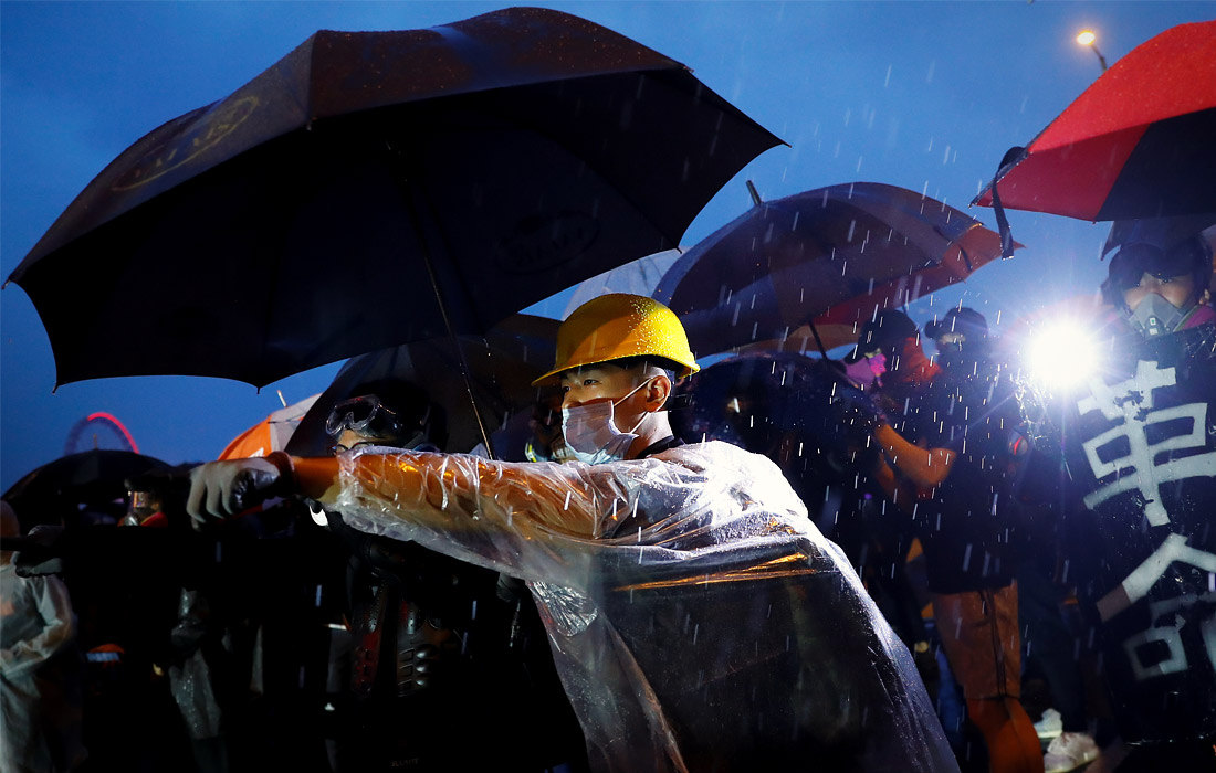 В Гонконге десятки тысяч человек устроили всеобщую забастовку, собравшись в парке Тамар перед правительственными зданиями