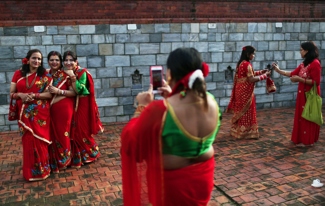 В Непале ежегодно проходит индуистский фестиваль Тидж, посвященный богу Шиве и его супруге Парвати. По традиции, в этот день замужние женщины молятся о крепких брачных узах, а незамужние просят у бога послать им хорошего жениха