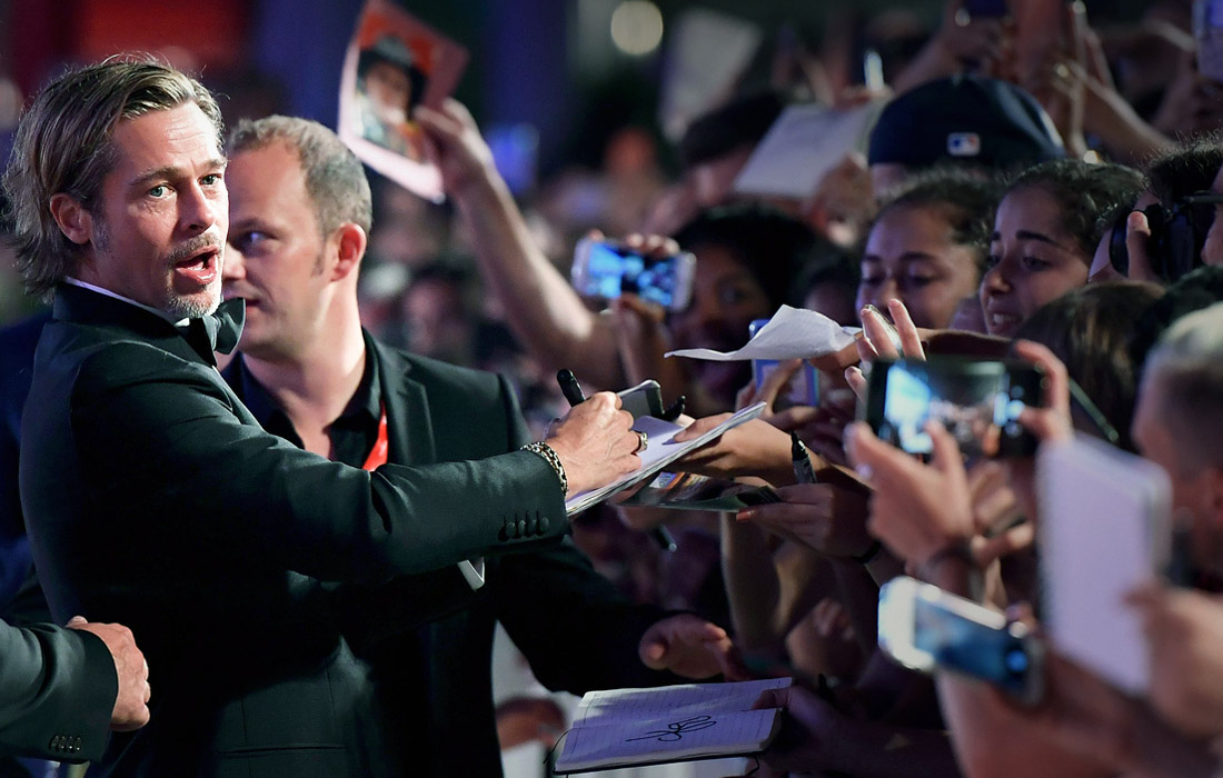 Брэд Питт раздает автографы на красной ковровой дорожке кинофестиваля