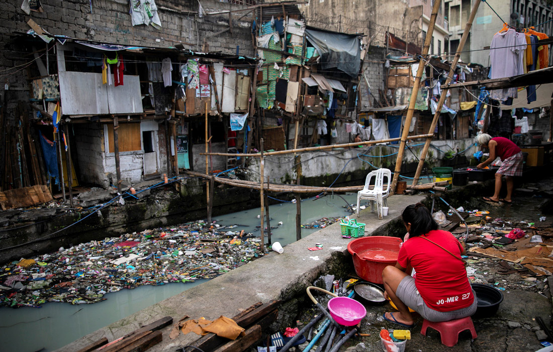 Женщины стирают белье на окраинах Манилы, Филиппины