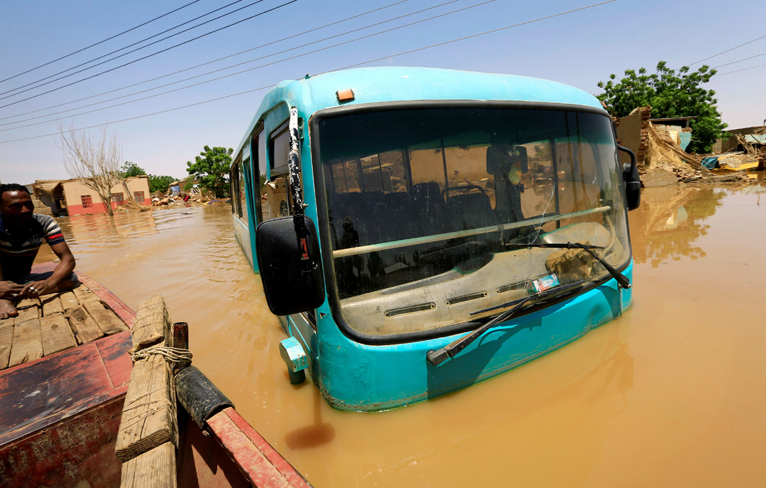 Сильные дожди в Судане привели к затоплению столицы страны Хартум и округа Белый Нил. Разлившиеся реки затопили дороги и разрушили более 40 тысяч домов. Жертвами наводнения стали более 70 человек.