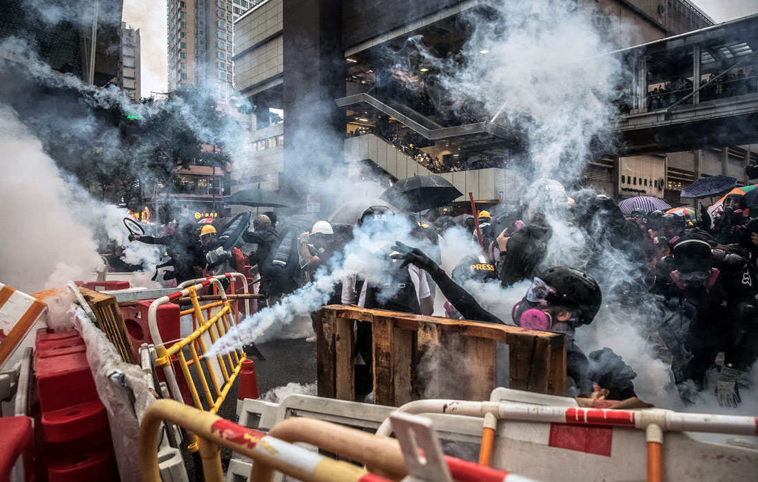<p>24 августа. Протестующие во многих районах строят баррикады, полиция разгоняет их с помощью слезоточивого газа и "губчатых" гранат, некоторые демонстранты ломают "умные фонари", оснащенные камерами.<p>
<p>25 августа. Демонстранты бросают кирпичи и коктейли Молотова в районе Цюн-Ван, и полиция впервые использует водометы.<p>