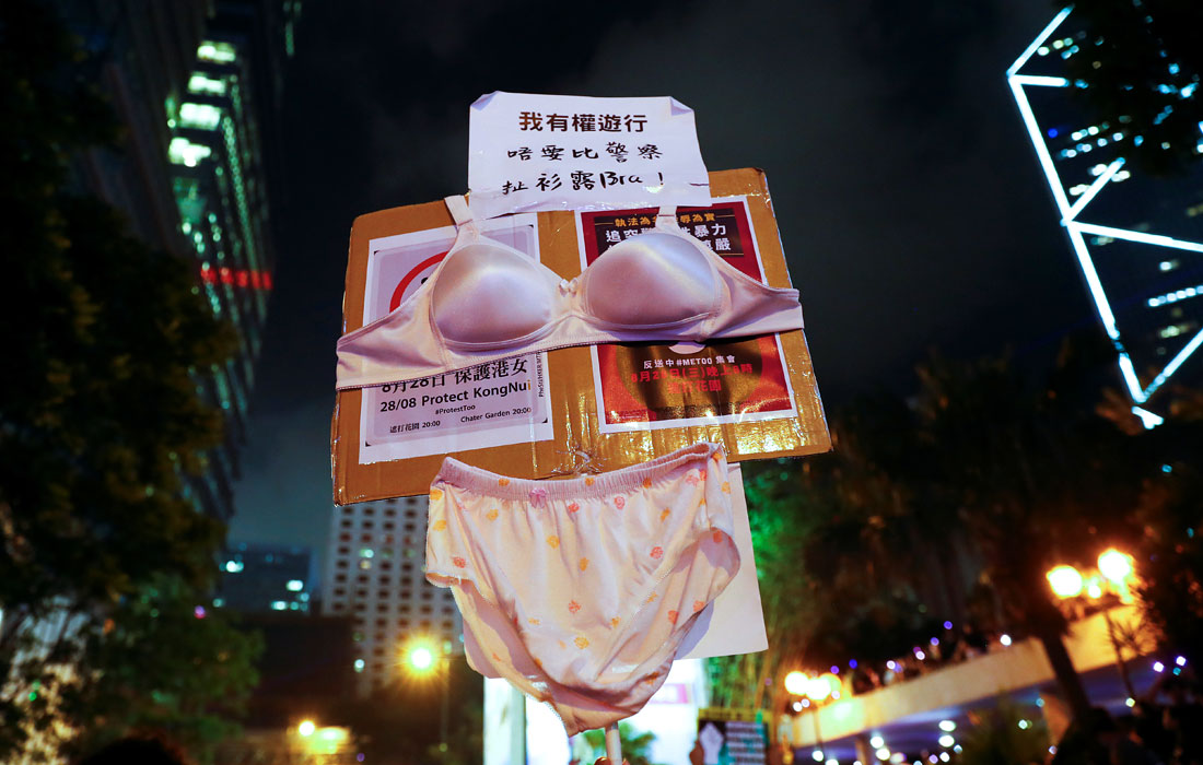 28 августа. Тысячи людей вышли под лозунгом "Прекратить сексуальное насилие в полиции Гонконга". Участники написали #ProtestToo на предплечьях с помощью губной помады, а другим раздали розовые ленточки.