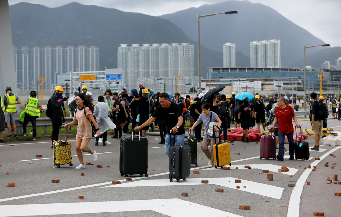 1 сентября. Движение экспрессов в аэропорт было остановлено, дороги заблокированы, пассажирам пришлось добираться до него пешком. Тысячи демонстрантов попытались проникнуть в здание аэропорта, но были остановлены полицией.