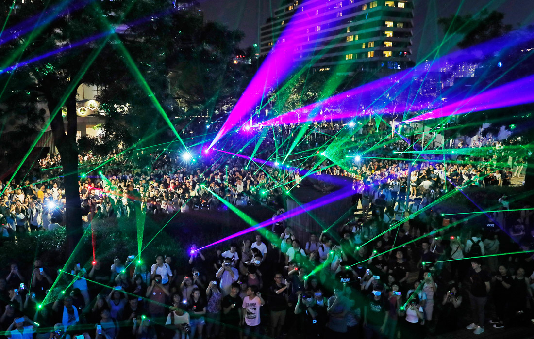 7 августа тысячи юристов проводят молчаливый марш, второй за два месяца. Позже, в музее космонавтики, демонстранты освещают лазерными лучами купол в знак протеста против ареста студента университета за покупку лазерных указок, которые полиция считает "наступательным оружием".