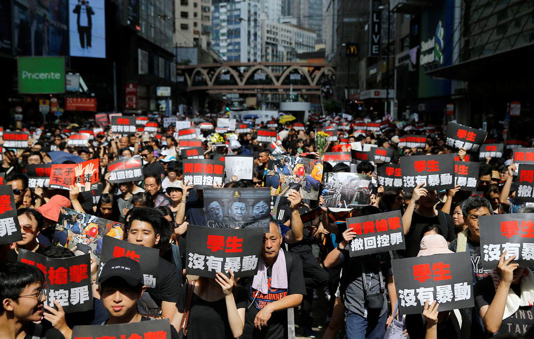 <p>16 июня. Рекордная по численности акция – почти два миллиона человек вышли на марш протеста, требуя не "перенести рассмотрение", а отозвать законопроект. </p>
<p>18 июня. Глава Гонконга Кэрри Лам извиняется за то, что власти не смогли убедить публику в необходимости закона и форсировали его принятие.</p>
<p>30 июня. Первая акция сторонников правительства. На неё вышло около 170 тысяч человек.</p>
