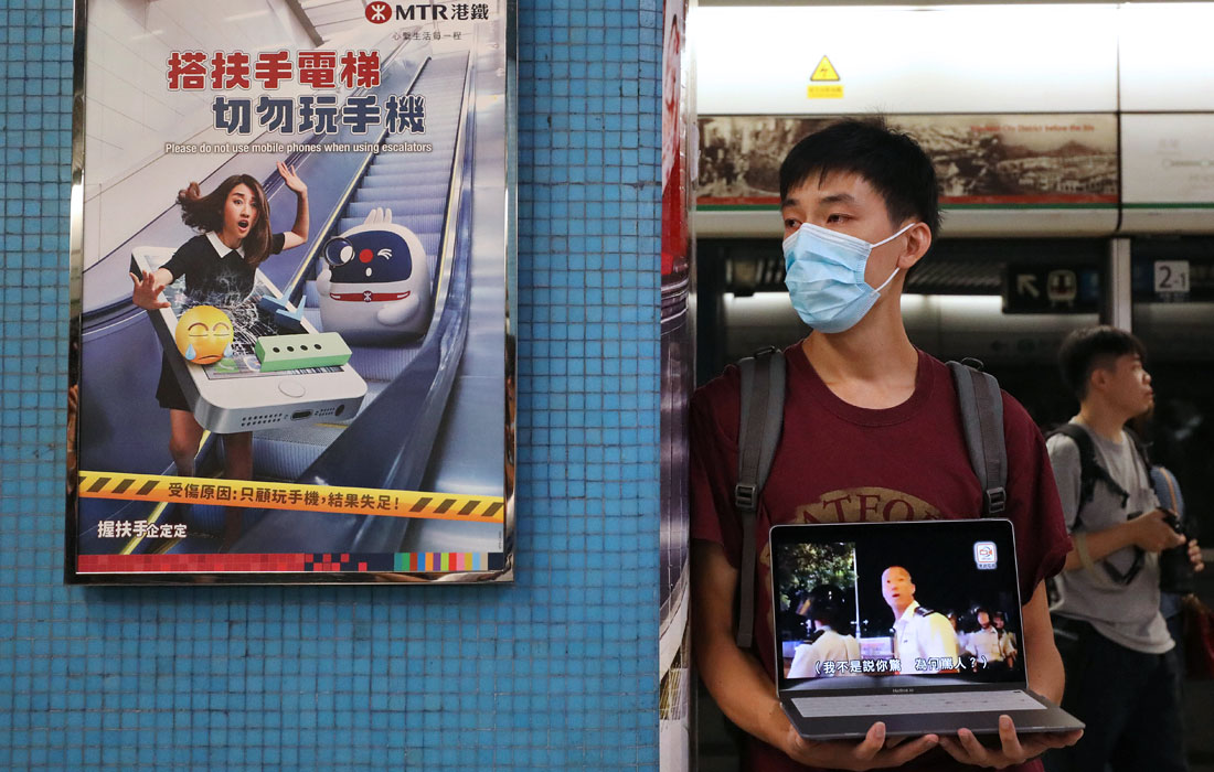 <p>21 июля Люди в белых одеждах напали на протестующих в метро в районе Юньлон и жестоко избили их палками. Полиция бездействовала. В результате столкновений 36 человек были госпитализированы. Как писали СМИ, люди в белом – члены гонконгских триад. И лишь после того как демократическая оппозиция обвинила власти в сотрудничестве с преступными группировками, было задержано 6 человек из числа нападавших, и то только за "незаконное собрание". <p>
<p>С 27 июля протесты перерастают в прямые драки с полицией. Полиция активно использует слезоточивый газ, резиновые пули и дубинки.<p>