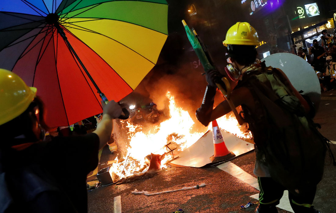 <p>5 августа. Протестующие призывают к массовой забастовке. Блокируют метро и основные дороги связывающие остров с материком. Для разгона митингующих полиция применила более 800 баллончиков со слезоточивым газом, что является рекордным показателем для Гонконга.<p>
