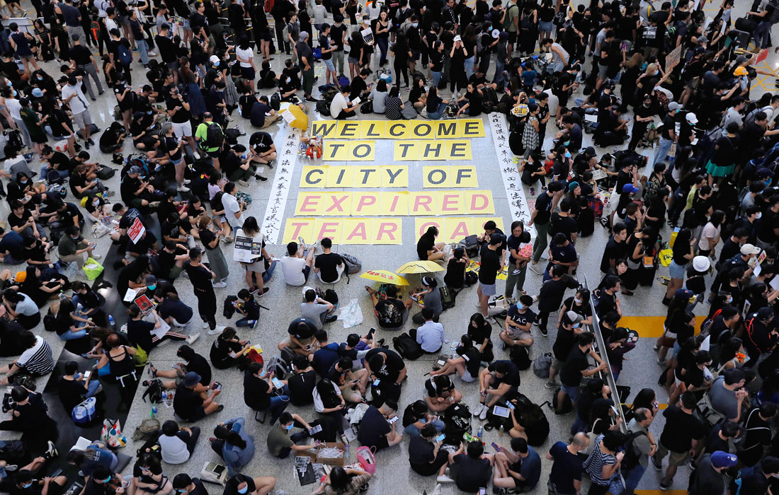 <p>12 августа. Международный аэропорт Гонконга отменил все рейсы из-за того, что в главном терминале скопилось несколько тысяч протестующих.<p>
<p>13 августа. В аэропорту произошли столкновения между участниками протестов и стражами порядка. По меньшей мере два человека пострадали.<p>