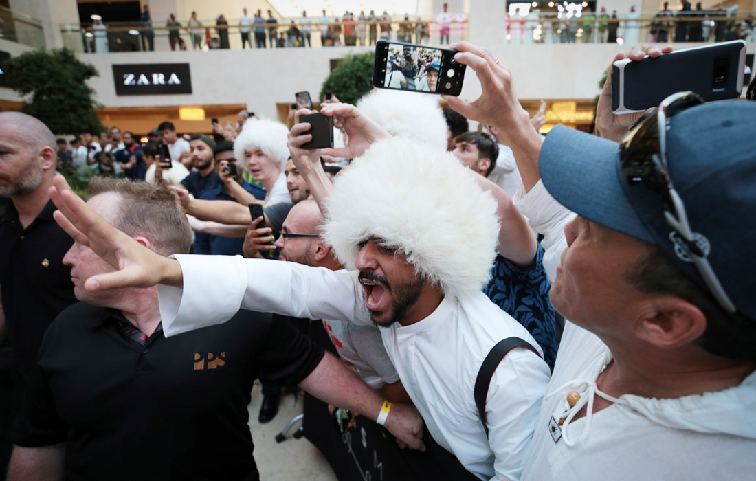 В Абу-Даби прошла открытая тренировка Хабиба Нурмагомедова и Дастина Пуарье в преддверии матча за титул UFC 242. На фото: болельщики российского бойца смешанных единоборств.
