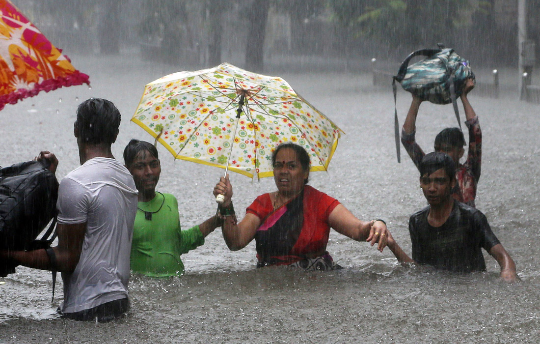 Мощный ливень обрушился на Мумбаи. В результате оказались затоплены ряд районов города и парализовано дорожное движение.