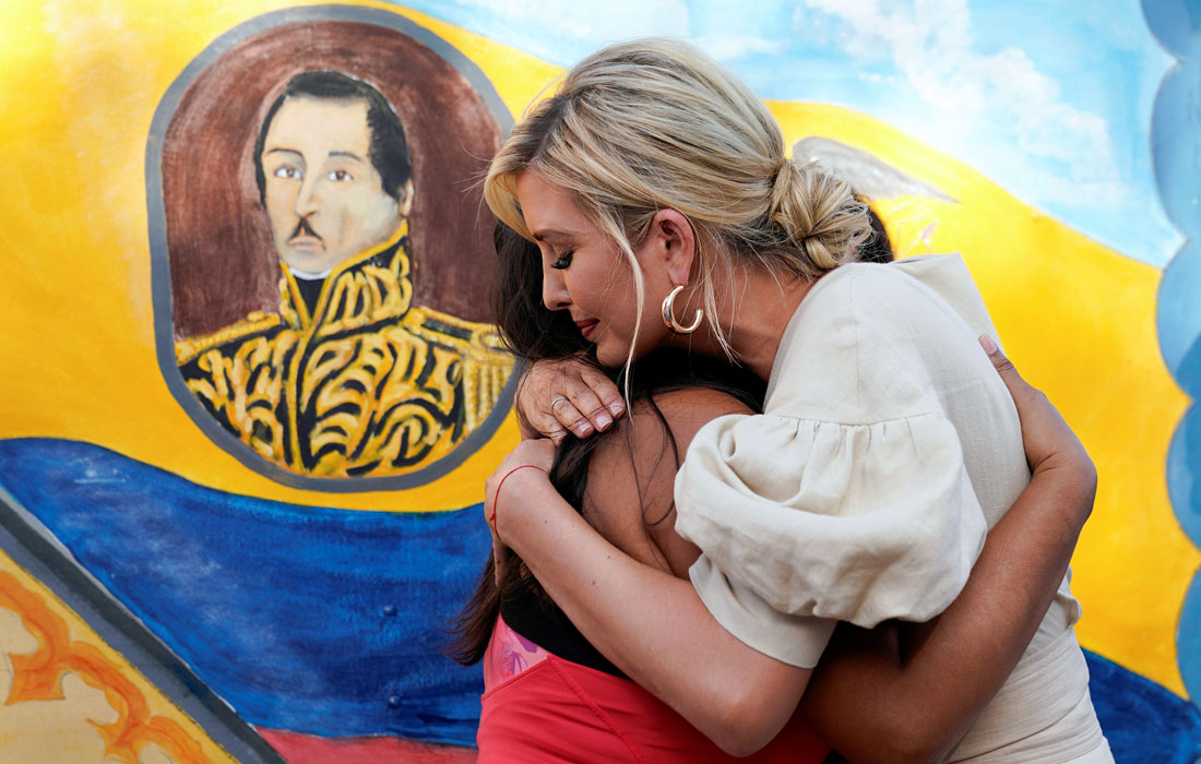 Советник Белого дома Иванка Трамп обнимает подопечную центра венесуэльских мигрантов в Колумбии