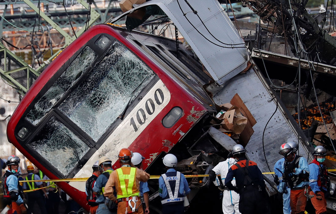 В японском городе Иокогама поезд столкнулся с грузовиком на железнодорожном переезде. Не менее 30 человек пострадали в результате аварии.