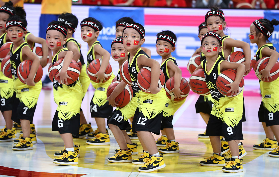 Выступление детей перед игрой команд Германии и Иордании на Чемпионате мира по баскетболу в Китае