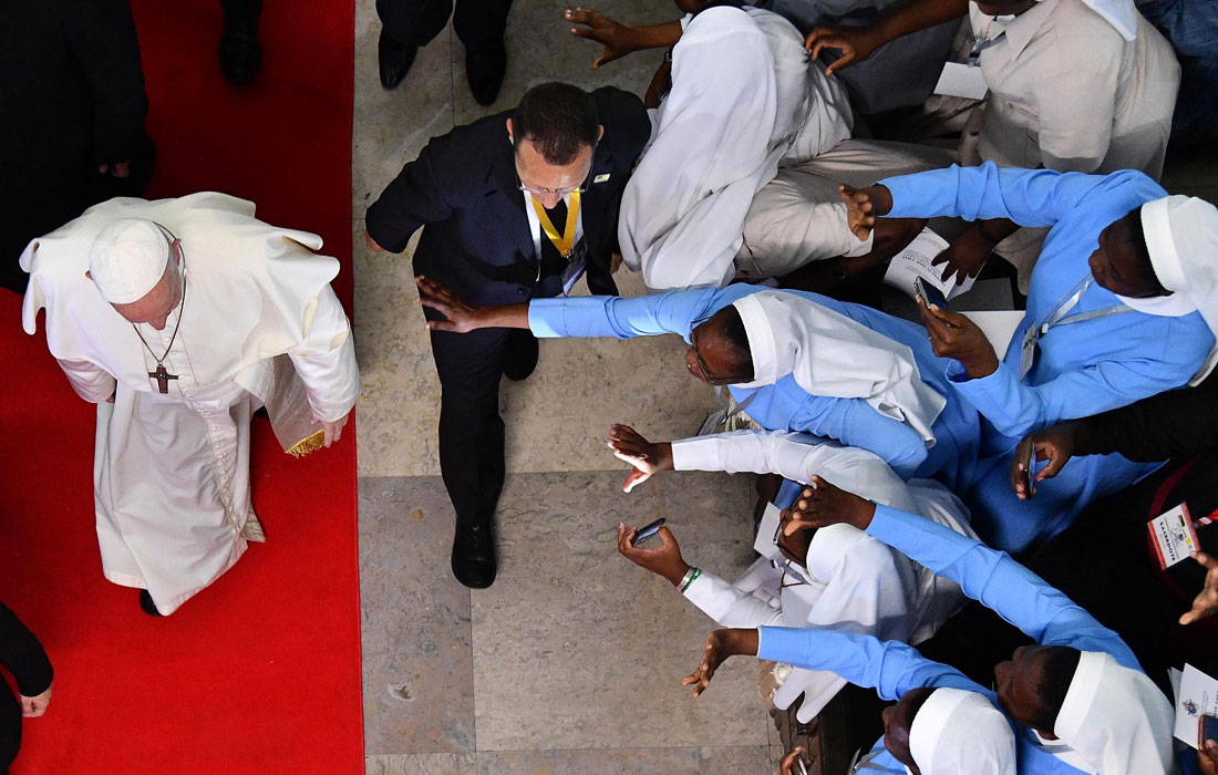 Папа Франциск во время встречи с верующими в соборе Непорочного Зачатия в Мозамбике
