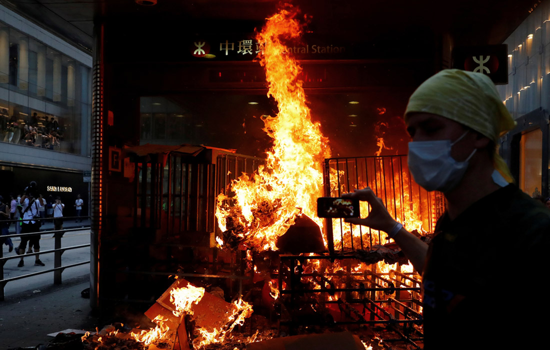 В Гонконге протестующие подожгли вход станции метро. Демонстранты требуют независимого расследования в отношении жестоких и неправомерных, по их мнению, действий полиции против протестующих.