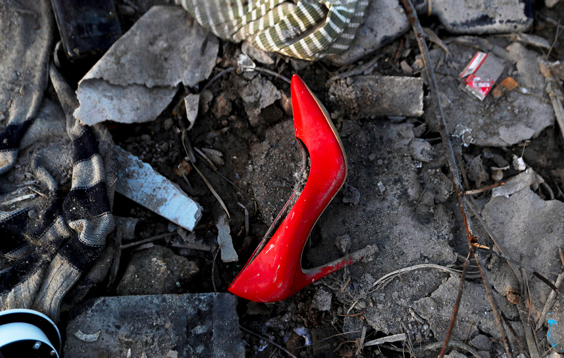 Число жертв урагана "Дориан" на Багамах достигло 43 человек, сотни людей считаются пропавшими без вести. Ветер скоростью до 298 км/час и проливные дожди разрушили или серьезно повредили почти половину домов 70 тысяч жителей островов. Ураган получил максимальную, пятую категорию по силе.