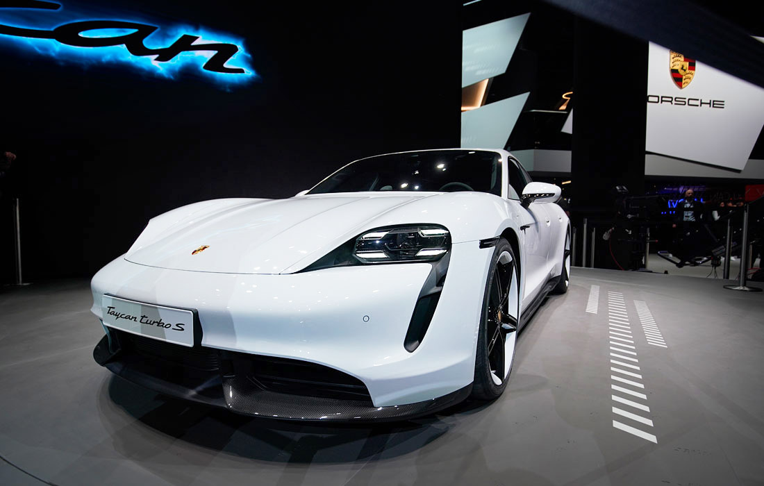 Электрический спортивный автомобиль Porsche Taycan