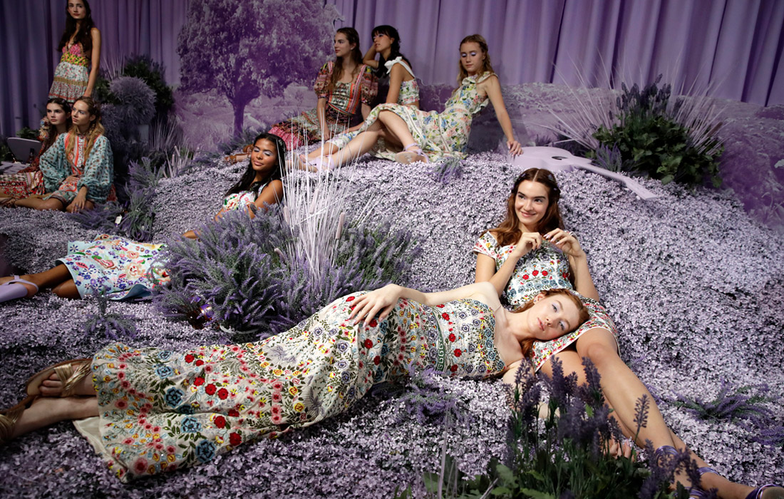 Модели во время презентации коллекции Alice+Olivia by Stacey Bendet
