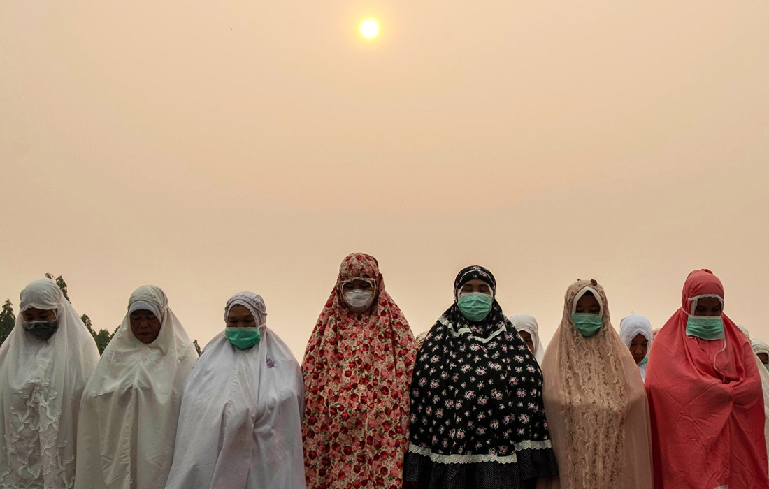 Массовую молитву о дожде провели в индонезийской провинции Риау во время сезона засухи