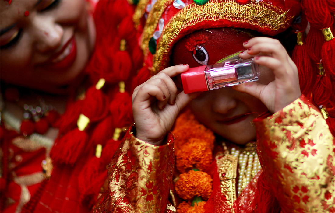 Непальская девочка в традиционном наряде принимает участие в ритуале Кумари Пуджа в Катманду