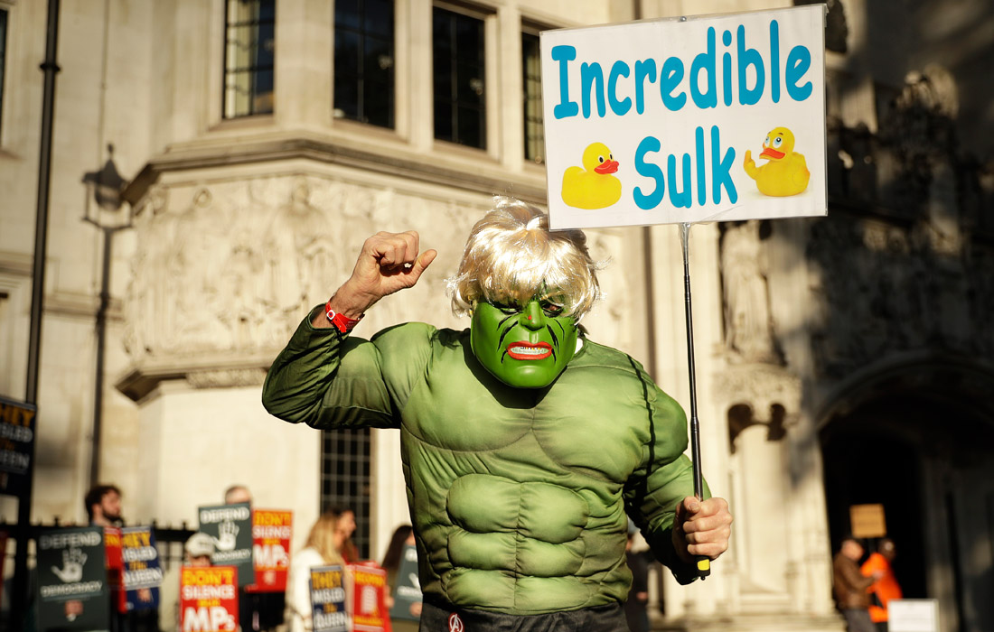 Акции у здания Верховного суда в Лондоне перед рассмотрением громкого дела о законности решения премьера Бориса Джонсона приостановить работу парламента страны с 10 сентября до 14 октября