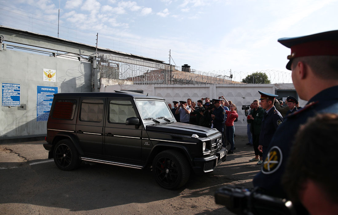 Отчим и мать Кокориных ожидают в автомобиле у исправительной колонии №4