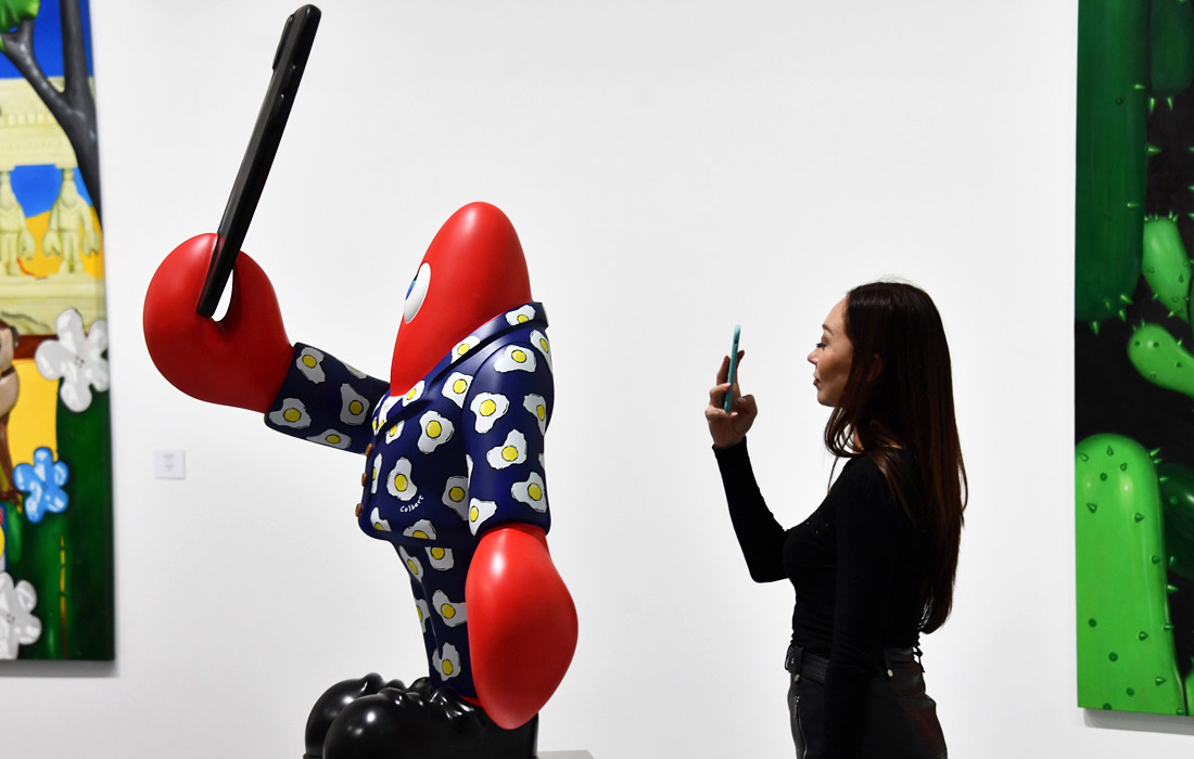 В Москве в Мультимедиа Арт Музее открылась выставка современного британского художника Филипа Колберта под названием Lobster Land