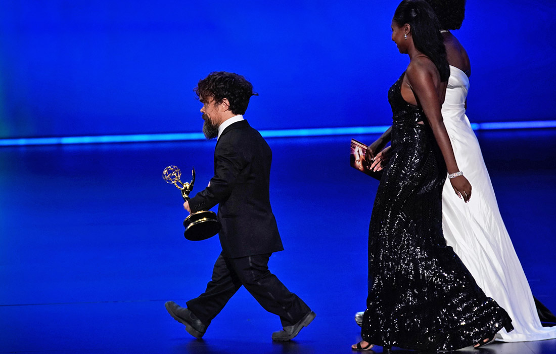 За роль Тириона Ланнистера в сериале "Игра престолов" Питер Динклэйдж был удостоен премии "Эмми" в номинации "Лучший актер второго плана в драматическом сериале"