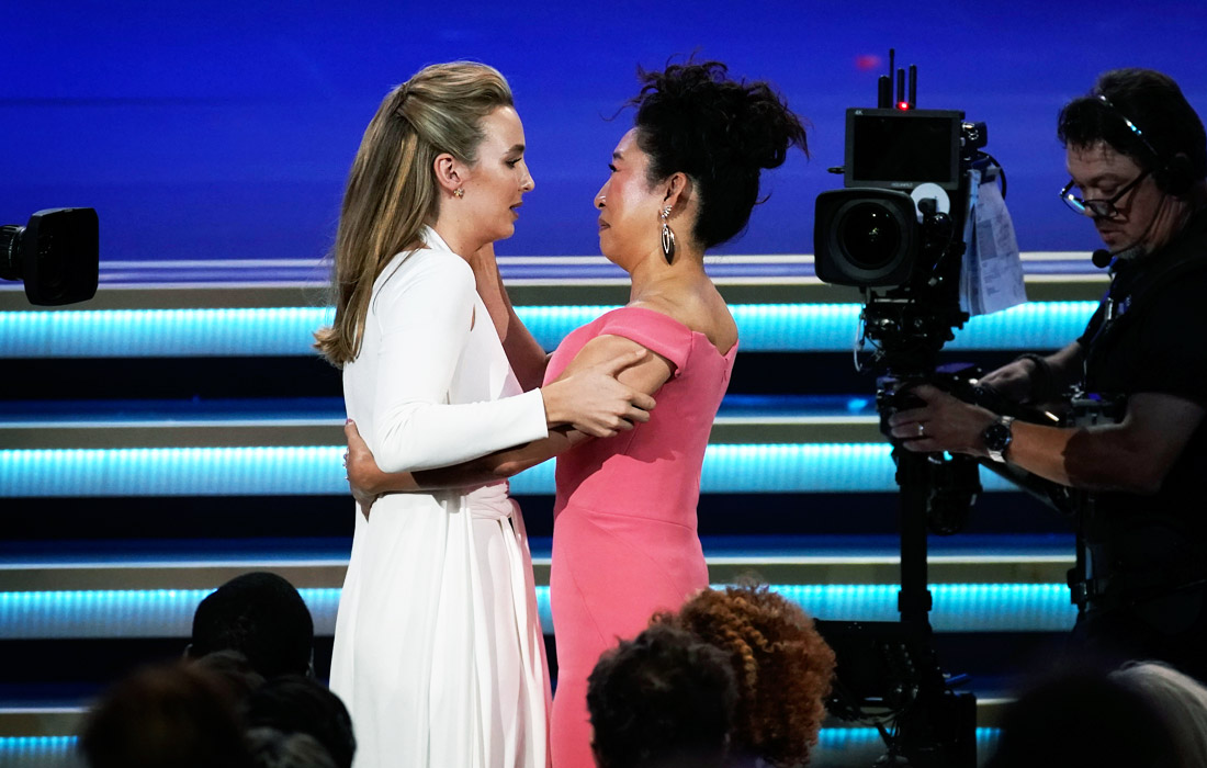 Приз за лучшую женскую роль в драматическом сериале получила Джоди Комер (слева), сыгравшая в сериале "Убивая Еву". Она обошла Эмилию Кларк ("Игра престолов") и Робин Райт ("Карточный домик").